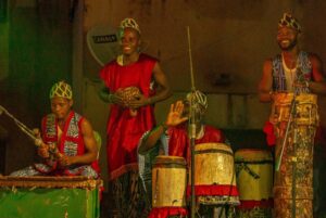 Prestation artistique de joueurs d'instruments traditionnels.