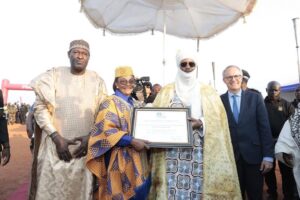 Remise du certificat d'inscription du Nguon au Sultan Roi Bamoun.