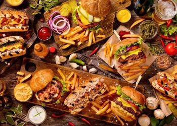Burger, pizza, shawarma… Quand la malbouffe devient un symbole de réussite au Cameroun
